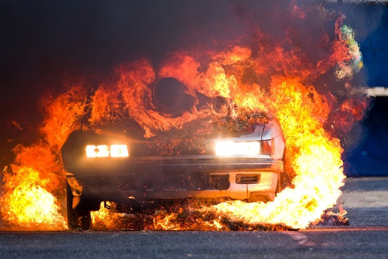Возгорание автомобиля фото