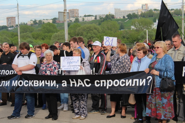 Горожане на улицах Нижнего Новгорода на митинге транспортной революции