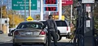 Почему бензин в США стоит по 17,5 рублей за литр, а в России - по 45,9 рублей?